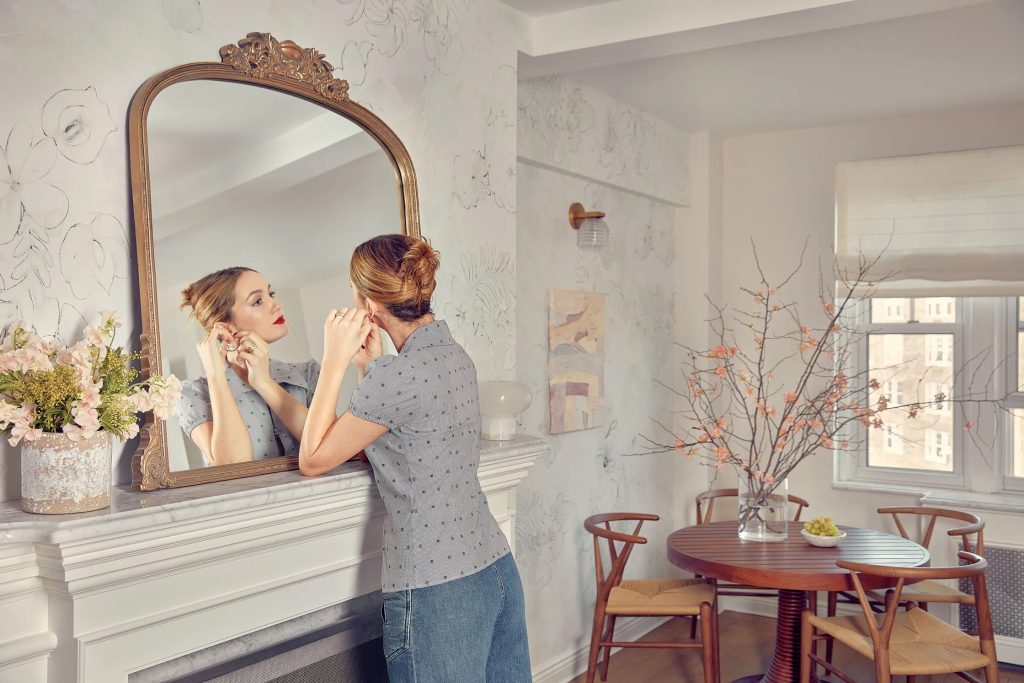 Maude apatow breakfast nook mirror nyc apartment get the look